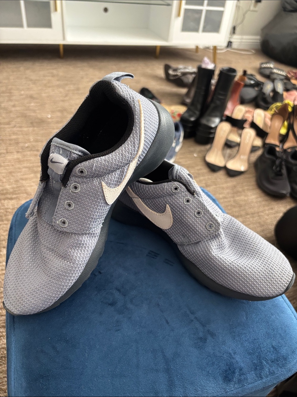 Nike Men's Light Gray Mesh Sneakers with White Swoosh